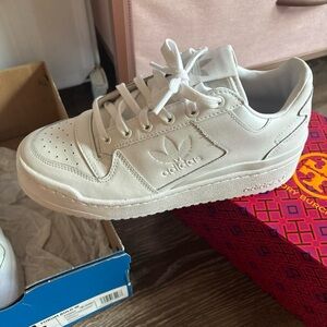 Adidas  Sneakers
